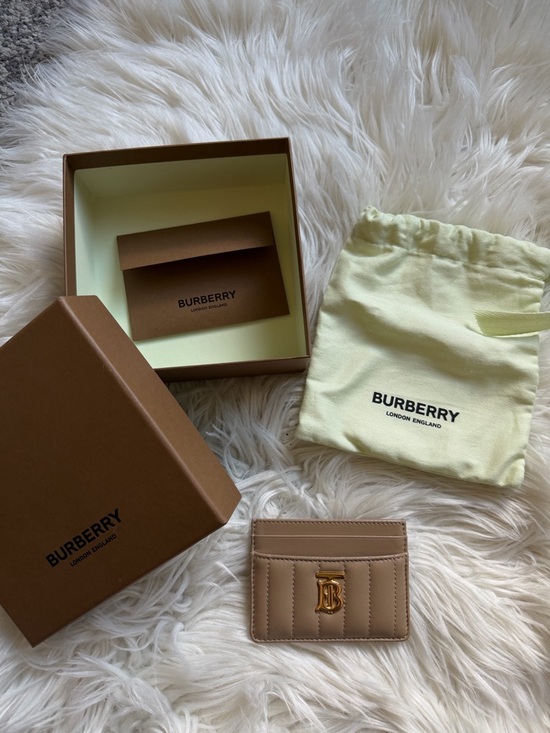 Burberry Handbags - EUC Burberry leather card holder